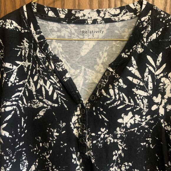 Relativity Henley Top Black White Floral Leaf Stretch Women's Size S Loose Fit - Picture 3 of 5